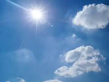 Un cielo con sol y nubes. Un cielo con sol y nubes.