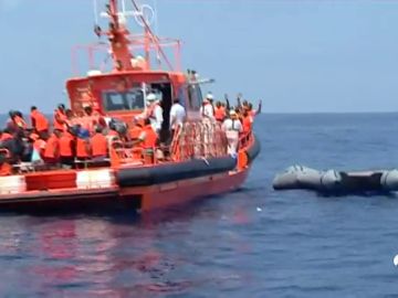 Así trabajan los agentes de la Guardia Civil en busca de pateras en el Estrecho