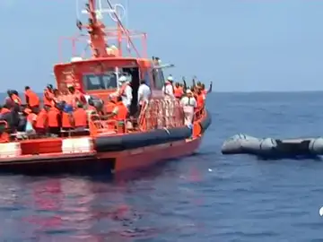 Así trabajan los agentes de la Guardia Civil en busca de pateras en el Estrecho Así trabajan los agentes de la Guardia Civil en busca de pateras en el Estrecho