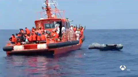 Así trabajan los agentes de la Guardia Civil en busca de pateras en el Estrecho Así trabajan los agentes de la Guardia Civil en busca de pateras en el Estrecho