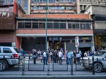Un grupo de personas permanece en la calle luego de que se registrara un sismo Un grupo de personas permanece en la calle luego de que se registrara un sismo
