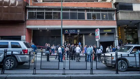 Un grupo de personas permanece en la calle luego de que se registrara un sismo Un grupo de personas permanece en la calle luego de que se registrara un sismo