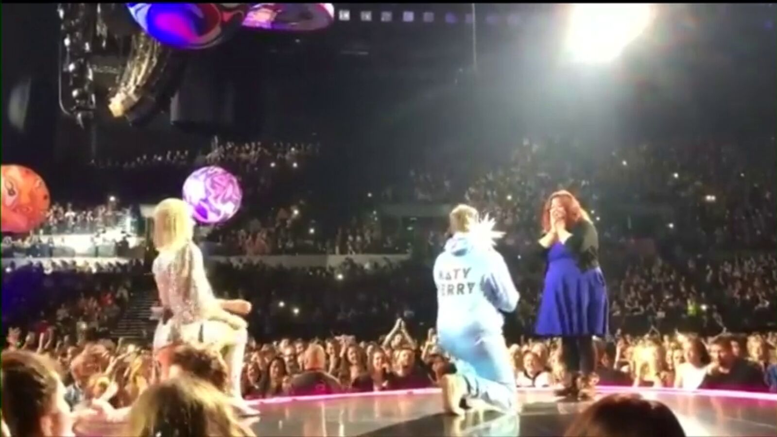 Katy Perry cede el escenario a uno de sus fans para que le pida matrimonio a su pareja