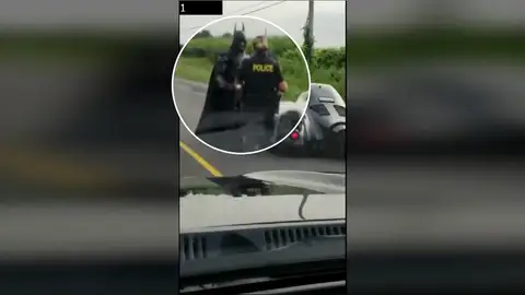 Detienen a 'Batman' con su 'Batmóvil' en una carretera muy transitada de Canadá Detienen a 'Batman' con su 'Batmóvil' en una carretera muy transitada de Canadá