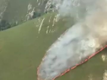 Dos incendios forestales en el parque natural de Invernadoiro, en Ourense