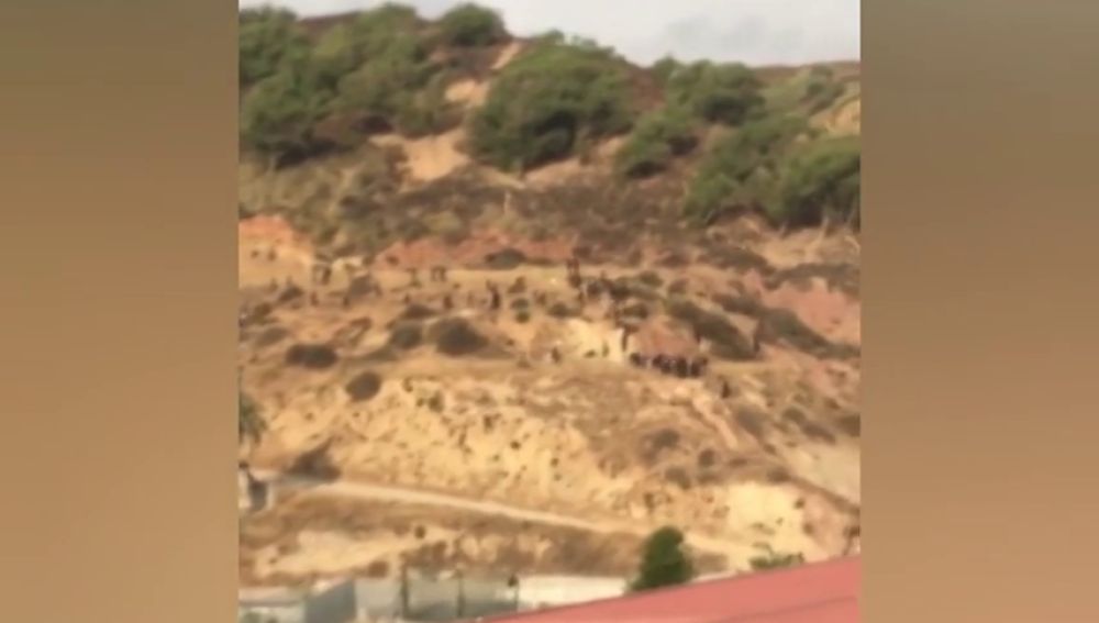 Siete guardias civiles resultan heridos por quemaduras al recibir cal viva y ácido en un nuevo salto masivo a la valla de Ceuta
