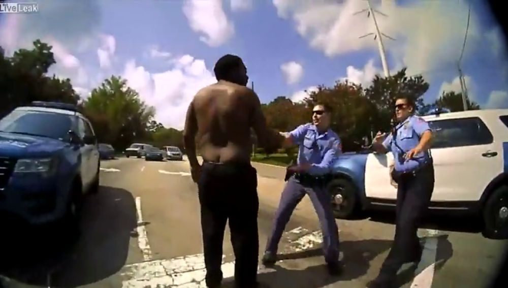 El impactante vídeo de un hombre enfrentandose a cuatro policías en Estados Unidos