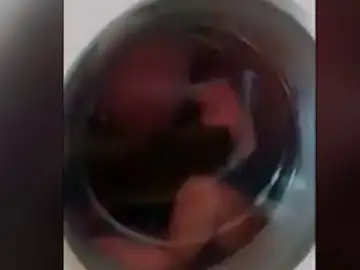 Meten a un niño de dos años en una lavadora Meten a un niño de dos años en una lavadora