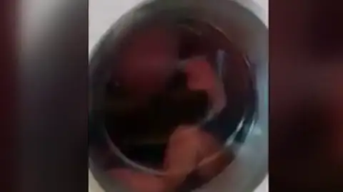 Meten a un niño de dos años en una lavadora Meten a un niño de dos años en una lavadora