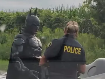 La policía detiene a Batman La policía detiene a Batman