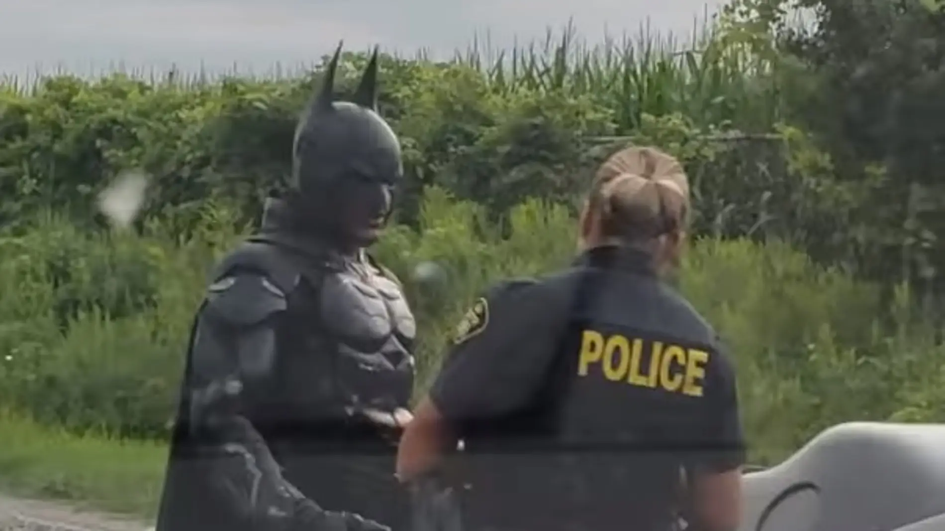 VÍDEO: La policía detiene a Batman en plena calle y todos los presentes  alucinan