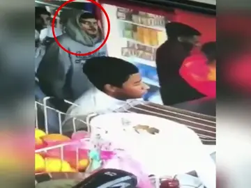 La cámara de seguridad le pilla robando una cartera y la devuelve La cámara de seguridad le pilla robando una cartera y la devuelve