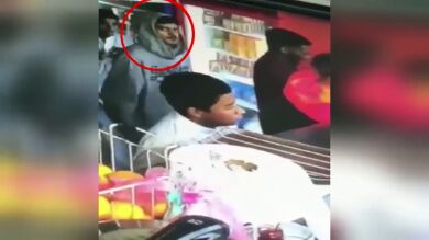 La cámara de seguridad le graba robando una cartera y la devuelve