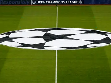 El logo de la Champions, sobre el césped El logo de la Champions, sobre el césped
