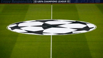 El logo de la Champions, sobre el césped