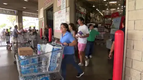 El huracán 'Lane' se debilita en su avance hacia Hawai El huracán 'Lane' se debilita en su avance hacia Hawai