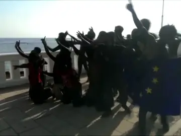 Siete guardias civiles resultan heridos por quemaduras al recibir cal viva y ácido en un nuevo salto masivo a la valla de Ceuta Siete guardias civiles resultan heridos por quemaduras al recibir cal viva y ácido en un nuevo salto masivo a la valla de Ceuta
