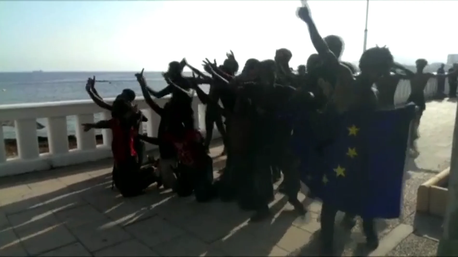 Siete guardias civiles resultan heridos por quemaduras al recibir cal viva y ácido en un nuevo salto masivo a la valla de Ceuta Siete guardias civiles resultan heridos por quemaduras al recibir cal viva y ácido en un nuevo salto masivo a la valla de Ceuta