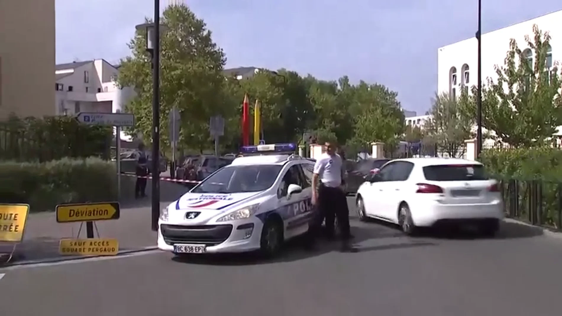 Un muerto y dos heridos en un ataque con cuchillo cerca de París Un muerto y dos heridos en un ataque con cuchillo cerca de París