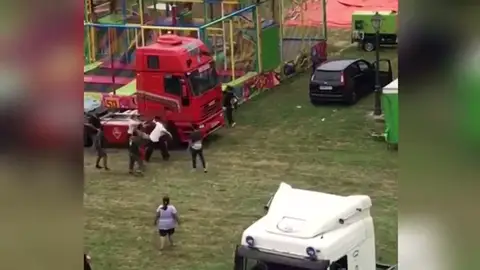 Pelea en la zona de atracciones de las fiesta de Lugones, Asturias Pelea en la zona de atracciones de las fiesta de Lugones, Asturias