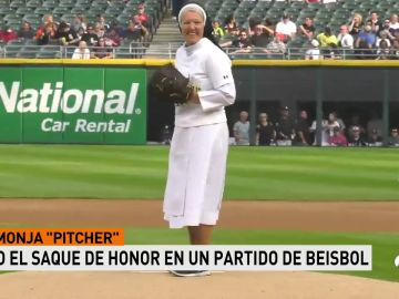 La monja Mary Jo Sobieck: tremenda su habilidad con la bola en un saque de honor en béisbol