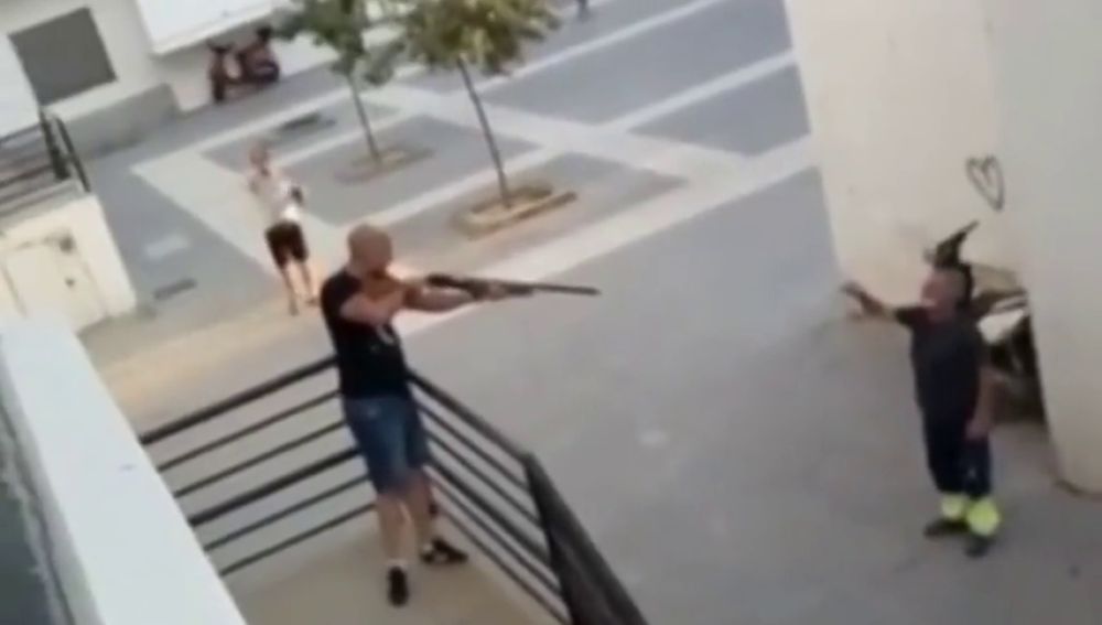 Una trifulca entre dos hombres en Huelva termina con una escopeta intervenida y un detenido