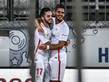 Sarabia celebra con André Silva su gol contra el Sigma Olomouc Sarabia celebra con André Silva su gol contra el Sigma Olomouc