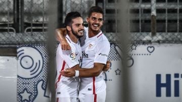 Sarabia celebra con André Silva su gol contra el Sigma Olomouc