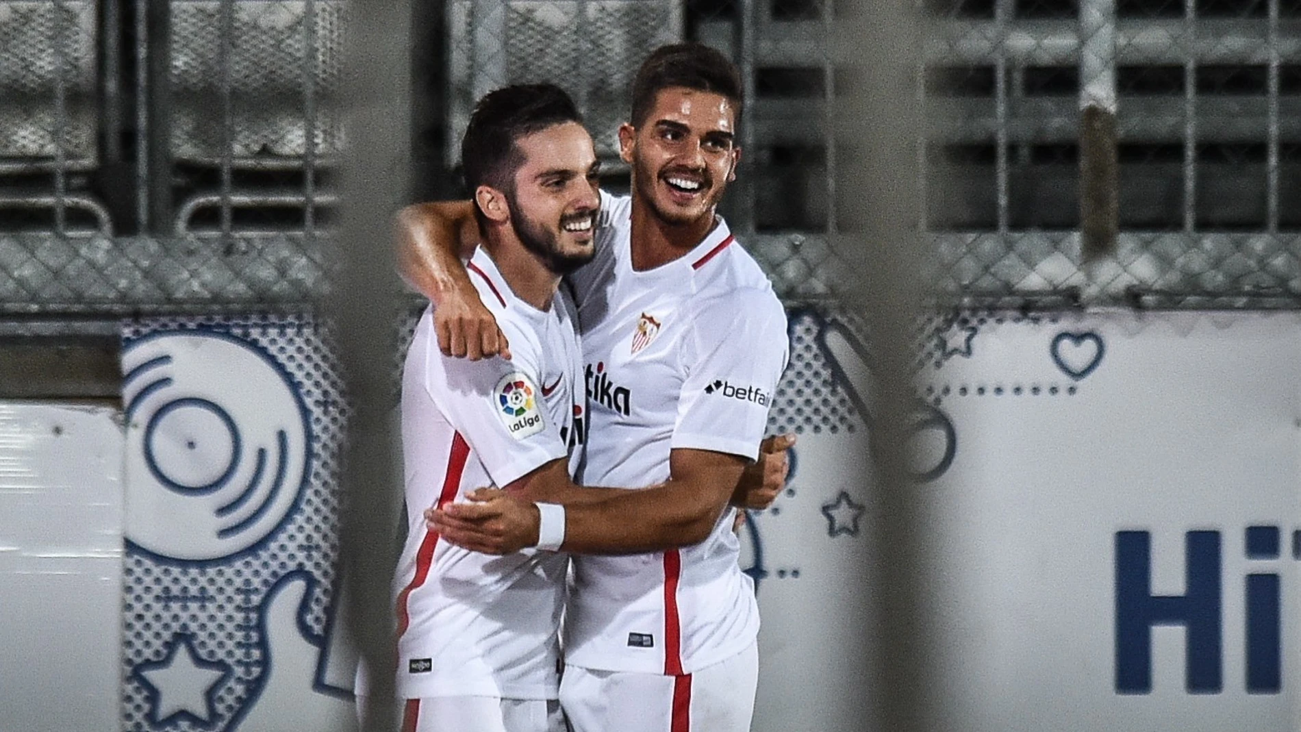 Sarabia celebra con André Silva su gol contra el Sigma Olomouc Sarabia celebra con André Silva su gol contra el Sigma Olomouc