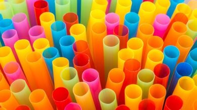 Los platos, cubiertos y pajitas de plástico estarán prohibidos a partir de 2021