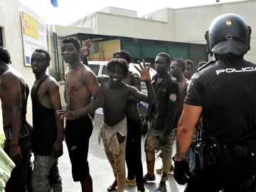 Varios inmigrantes en el Centro de Estancia Temporal de Inmigrantes (CETI) de Ceuta Varios inmigrantes en el Centro de Estancia Temporal de Inmigrantes (CETI) de Ceuta