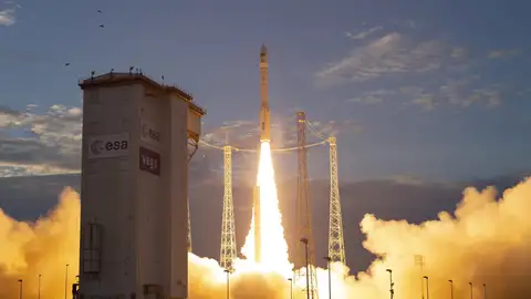 Despegue del cohete Vega con el satélite Earth Explorer Aeolus Despegue del cohete Vega con el satélite Earth Explorer Aeolus