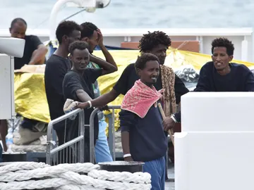 Varios inmigrantes esperan permiso para desembarcar Varios inmigrantes esperan permiso para desembarcar