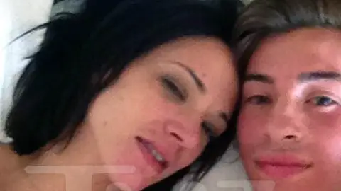 Asia Argento y Jimmy Bennett posan juntos en el hotel donde se habrían producido los abusos Asia Argento y Jimmy Bennett posan juntos en el hotel donde se habrían producido los abusos