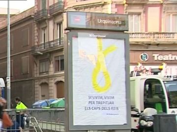 Aparece una soga amarilla con un mensaje antimonárquico en una marquesina de Barcelona