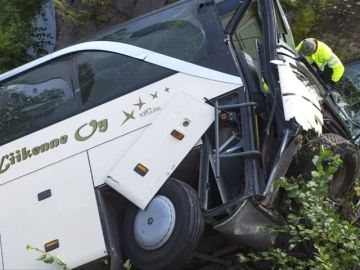 Cuatro muertos y 20 heridos por la caída de un autobús desde un puente en Finlandia