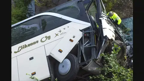 Cuatro muertos y 20 heridos por la caída de un autobús desde un puente en Finlandia Cuatro muertos y 20 heridos por la caída de un autobús desde un puente en Finlandia