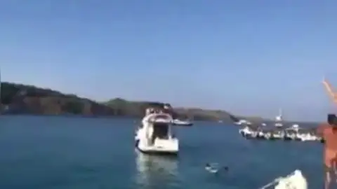 Artur Mas, increpado al grito de "ladrón" y "cobarde" mientras navegaba por Menorca Artur Mas, increpado al grito de "ladrón" y "cobarde" mientras navegaba por Menorca