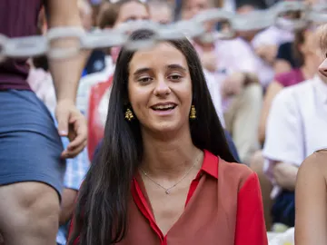 Victoria Federica muy pendiente de Roca Rey en Almería Victoria Federica muy pendiente de Roca Rey en Almería