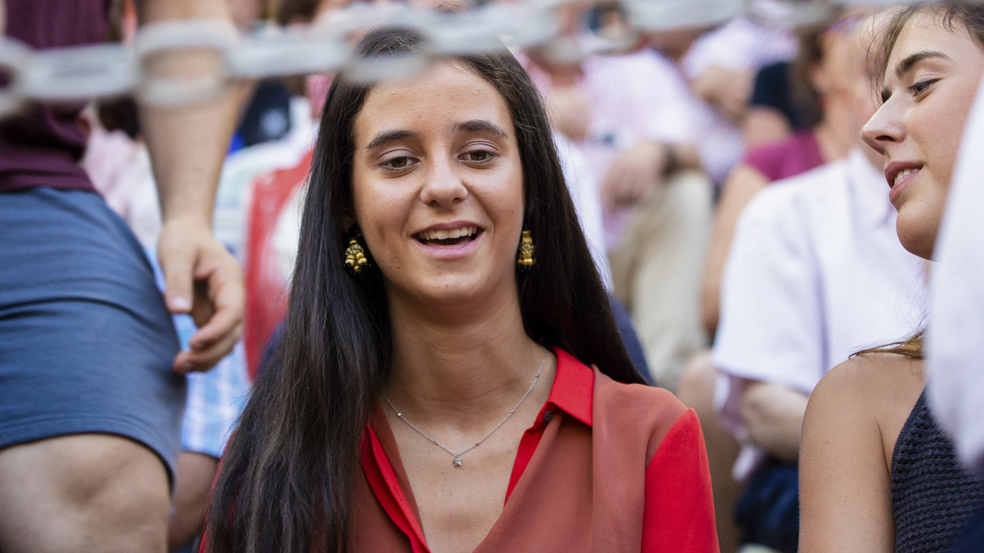 Victoria Federica muy pendiente de Roca Rey en Almería Victoria Federica muy pendiente de Roca Rey en Almería