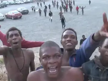Inmigrantes tras saltar la valla de Ceuta Inmigrantes tras saltar la valla de Ceuta