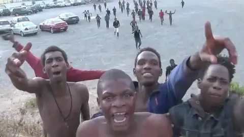 Inmigrantes tras saltar la valla de Ceuta Inmigrantes tras saltar la valla de Ceuta