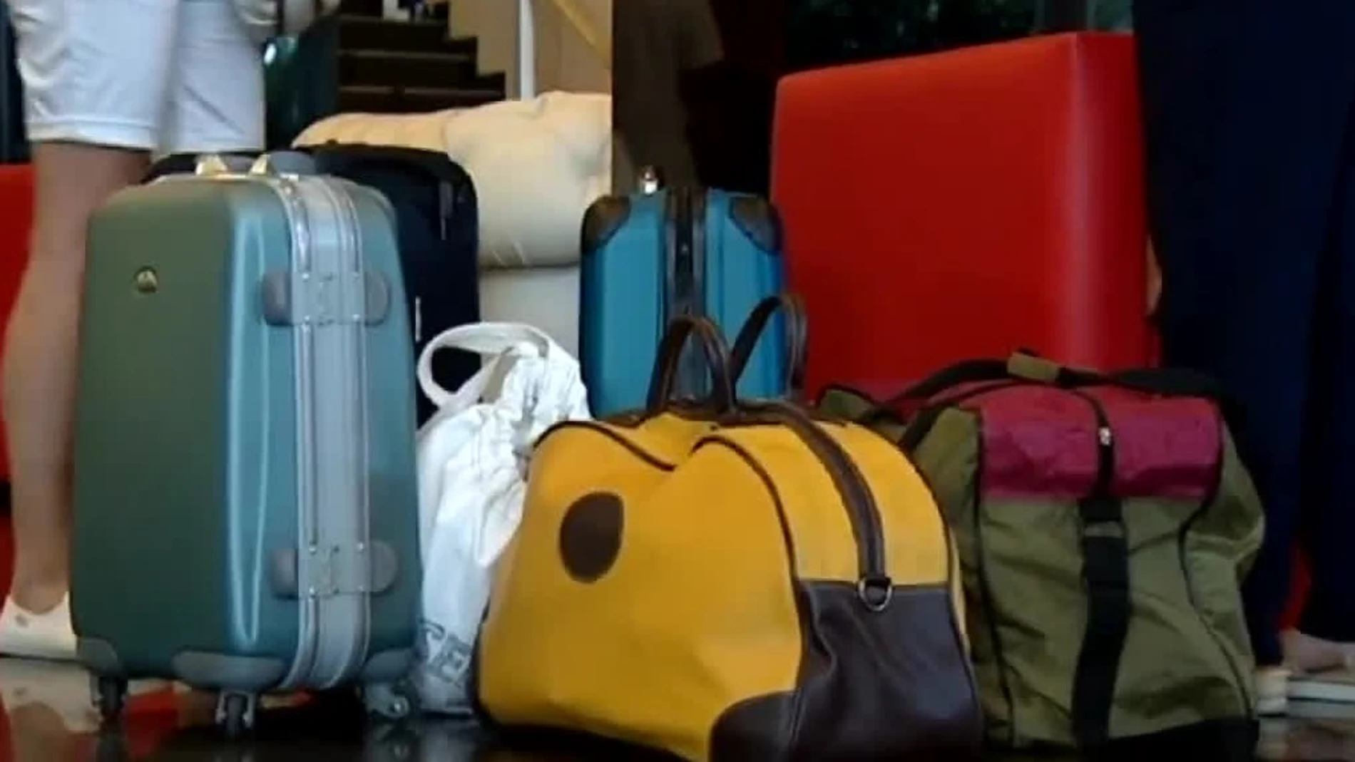 textura Crudo Brillante El negocio solidario de las maletas perdidas: así se pueden comprar los  objetos que nadie reclama