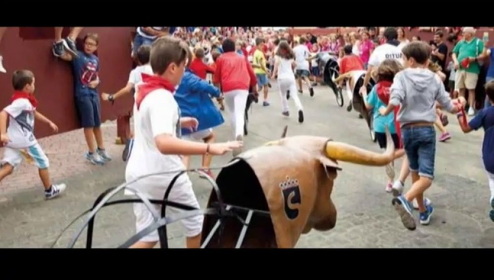 Los cabestros de juguete también arrasan en San Fermín: el puesto que  ilusiona a los niños sobre el encierro