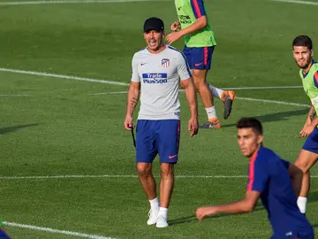 Simeone, durante el entrenamiento del Atlético de Madrid Simeone, durante el entrenamiento del Atlético de Madrid