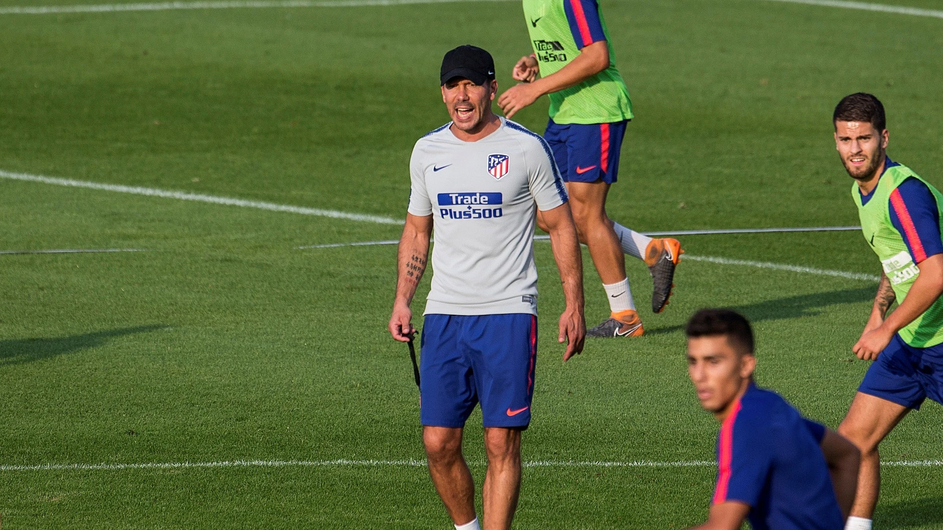 Simeone, durante el entrenamiento del Atlético de Madrid Simeone, durante el entrenamiento del Atlético de Madrid