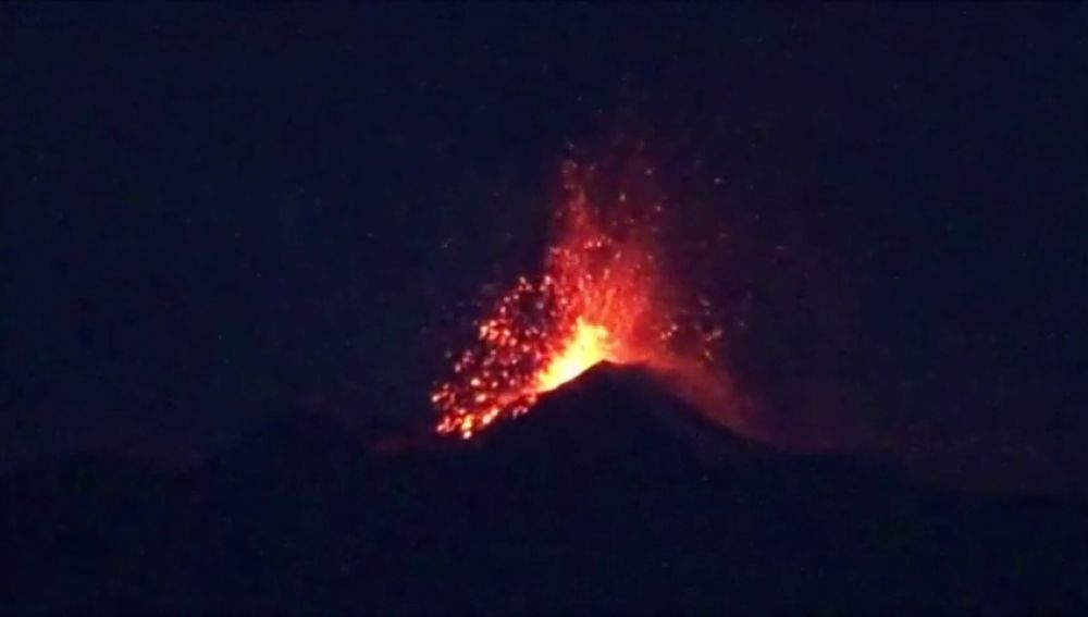 El monte Etna ruge de nuevo con ríos de lava y columnas de humo y ceniza
