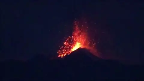El monte Etna ruge de nuevo con ríos de lava y columnas de humo y ceniza El monte Etna ruge de nuevo con ríos de lava y columnas de humo y ceniza