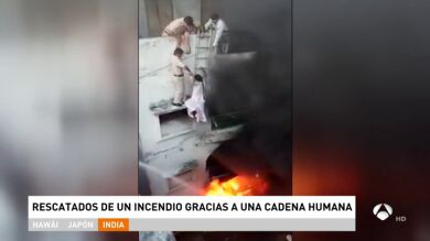 La policía india forma una cadena humana para salvar a una pareja de un incendio 