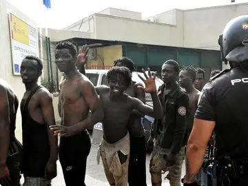 Noticias de la mañana (24-08-18) El Gobierno devuelve a Marruecos a los 116 inmigrantes que saltaron la valla de Ceuta este miércoles Noticias de la mañana (24-08-18) El Gobierno devuelve a Marruecos a los 116 inmigrantes que saltaron la valla de Ceuta este miércoles